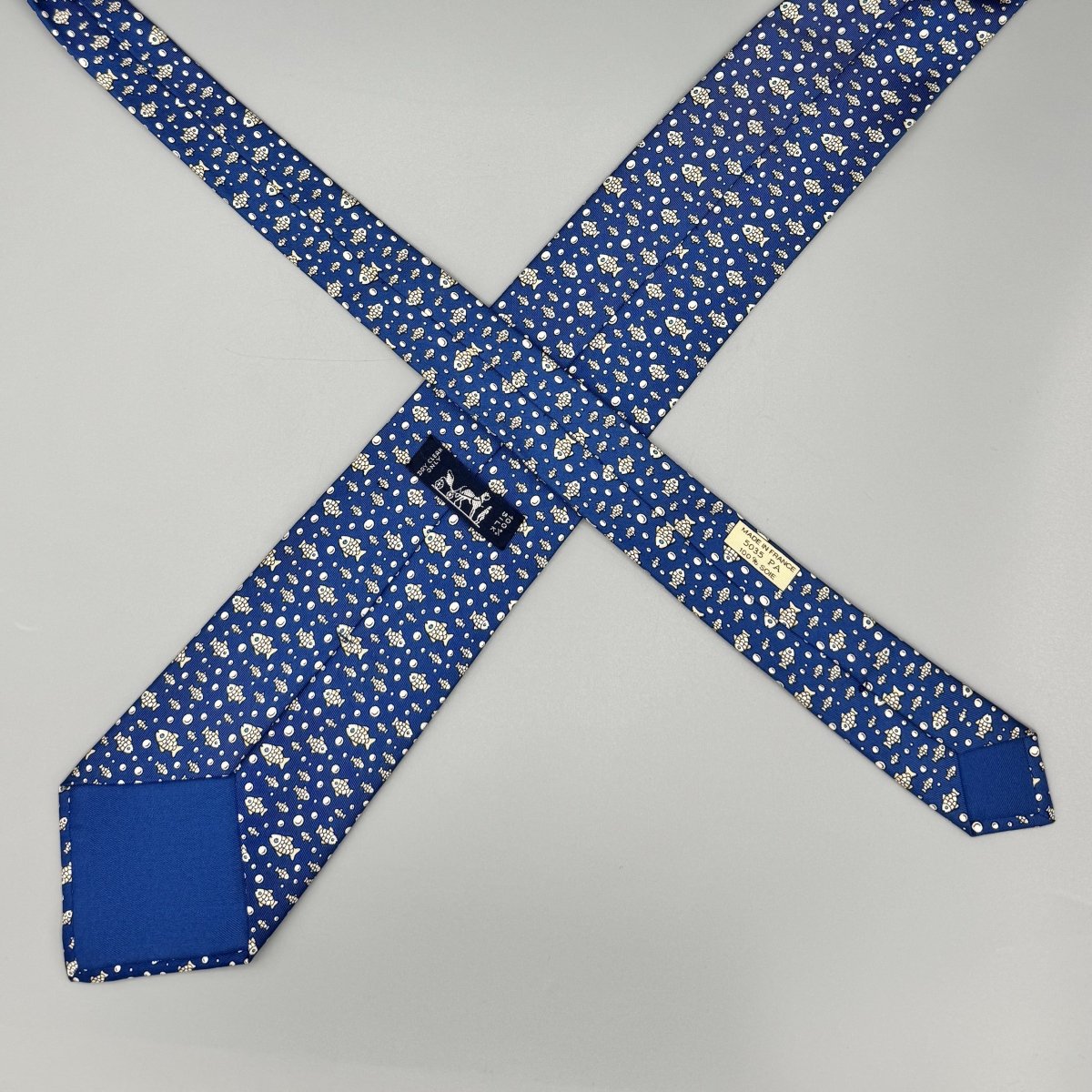 Cravate Hermès bleue à motif poissons - Le Beau Gustave