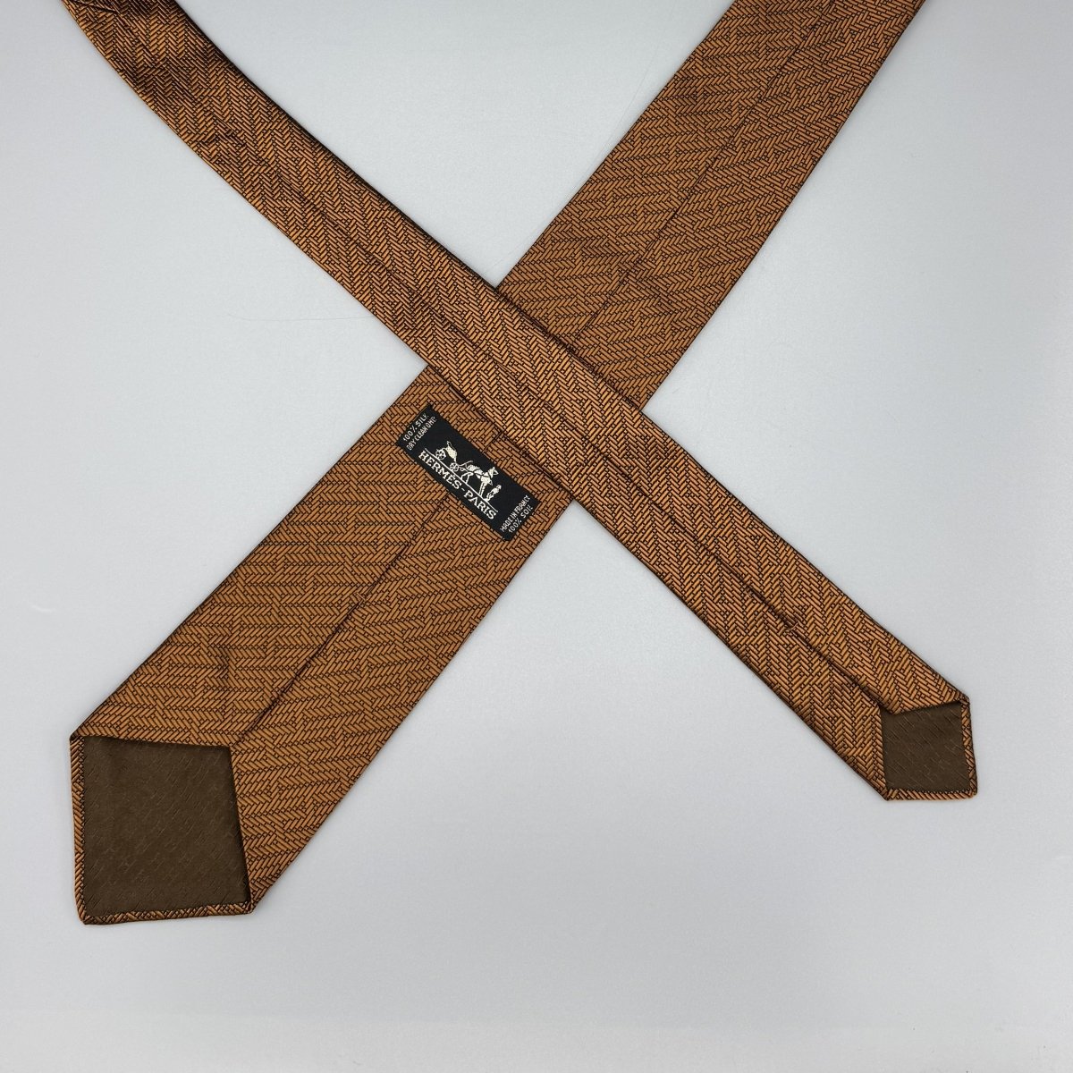 Cravate Hermès brun mordoré à motif H noir - Le Beau Gustave