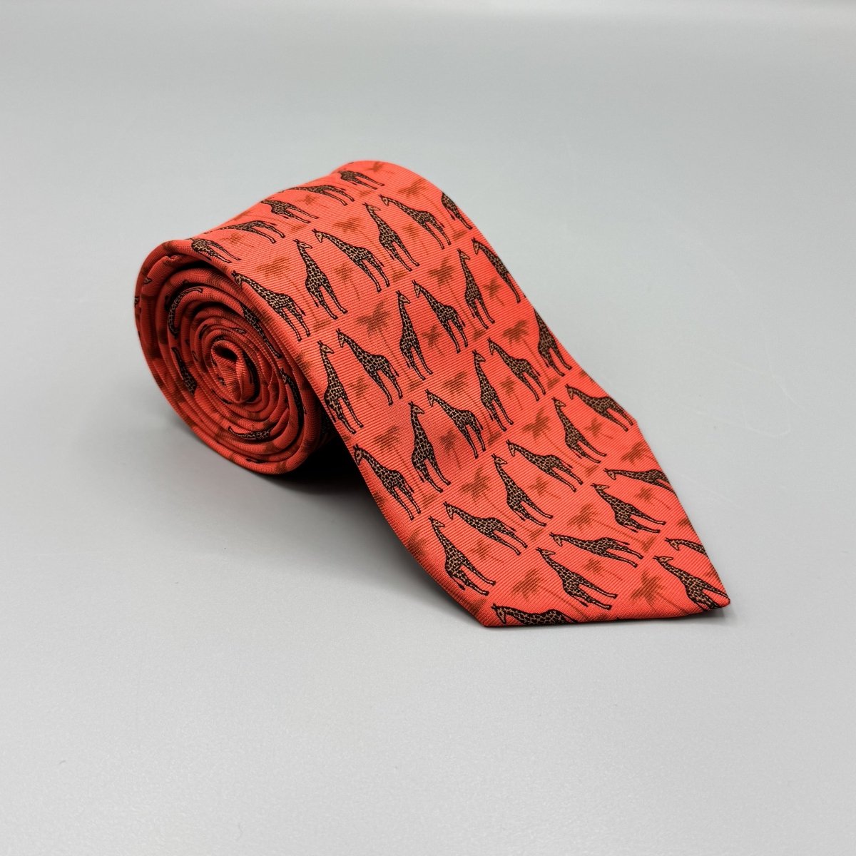 Cravate Hermès corail à motif girafe et palmier - Le Beau Gustave