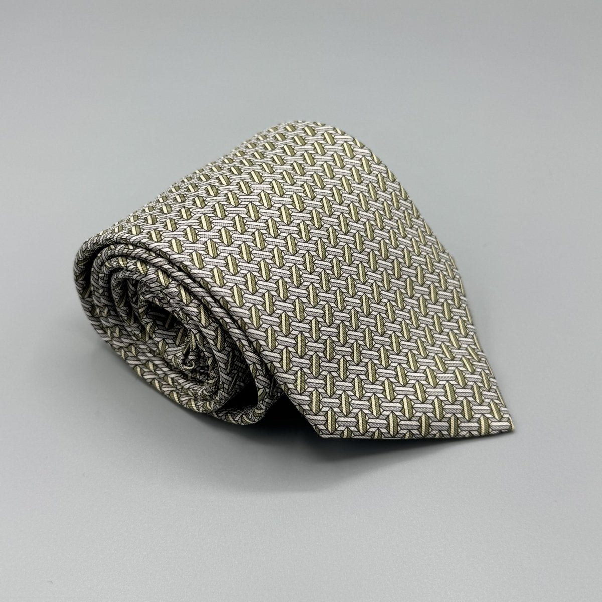 Cravate Hermès gris clair à motif géométrique vert - Le Beau Gustave