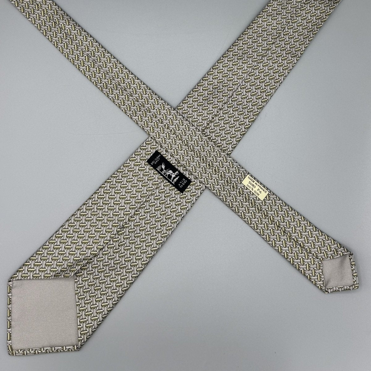 Cravate Hermès gris clair à motif géométrique vert - Le Beau Gustave