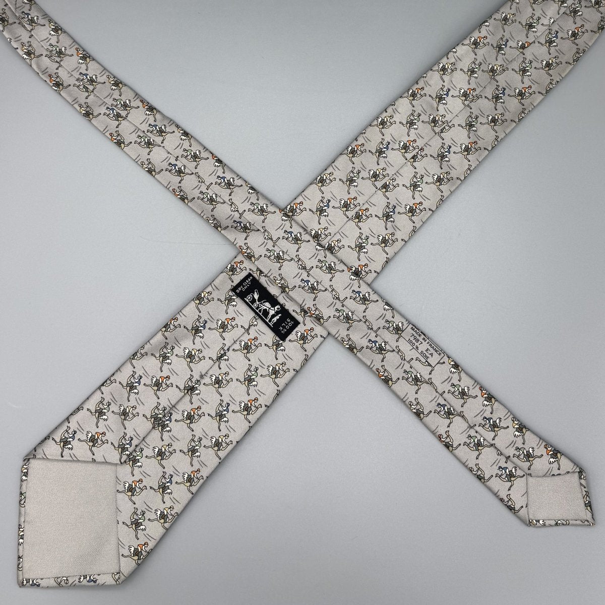 Cravate Hermès grise à motif de course d'autruches - Le Beau Gustave
