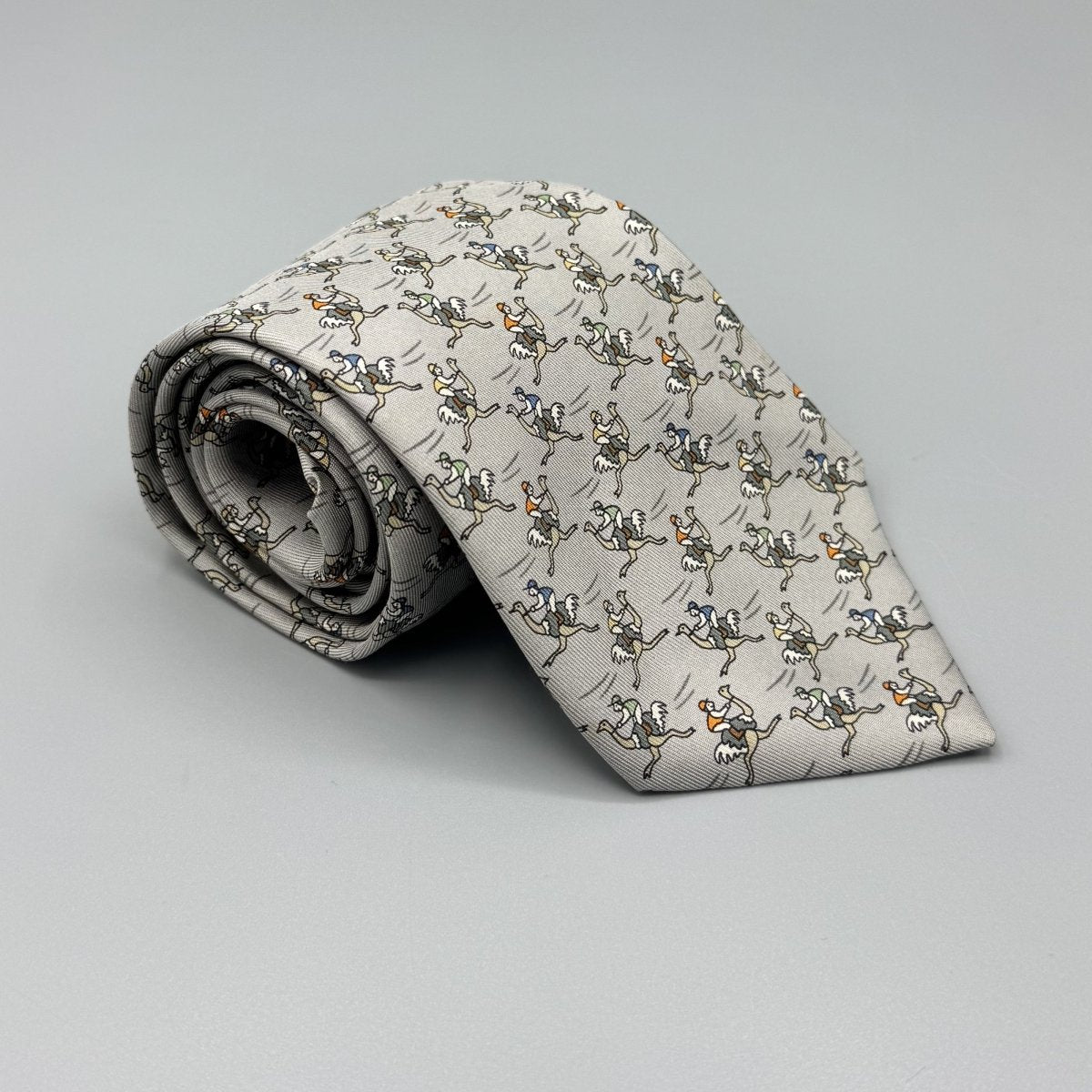 Cravate Hermès grise à motif de course d'autruches - Le Beau Gustave