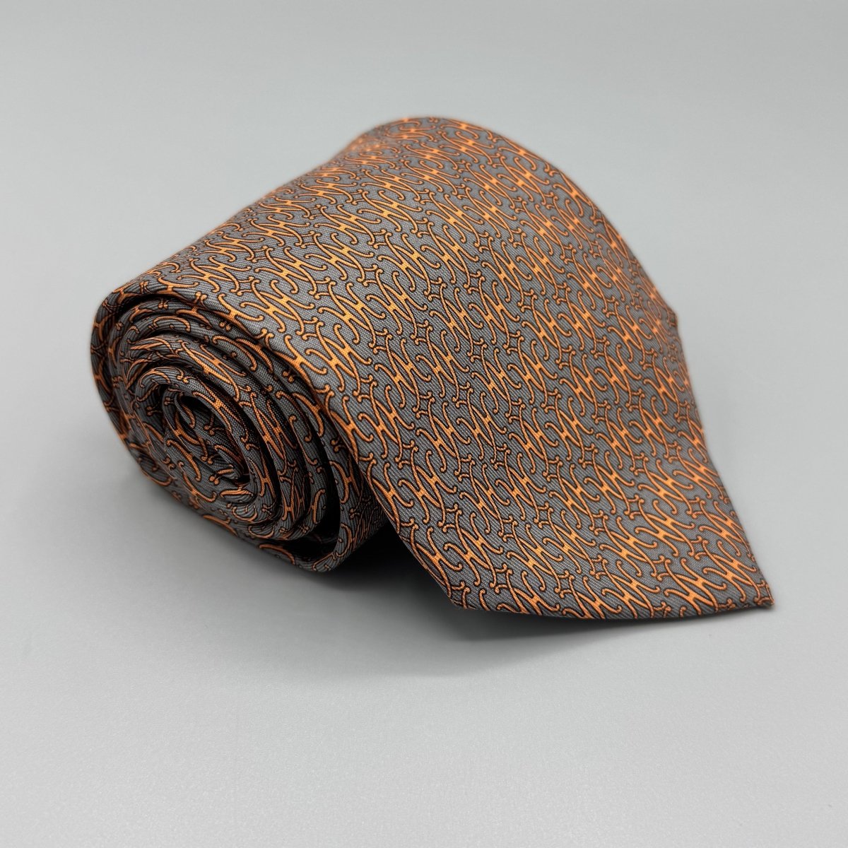 Cravate Hermès grise à motif H orange - Le Beau Gustave