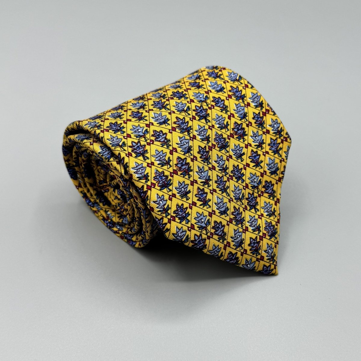 Cravate Hermès jaune à fleurs bleues - Le Beau Gustave
