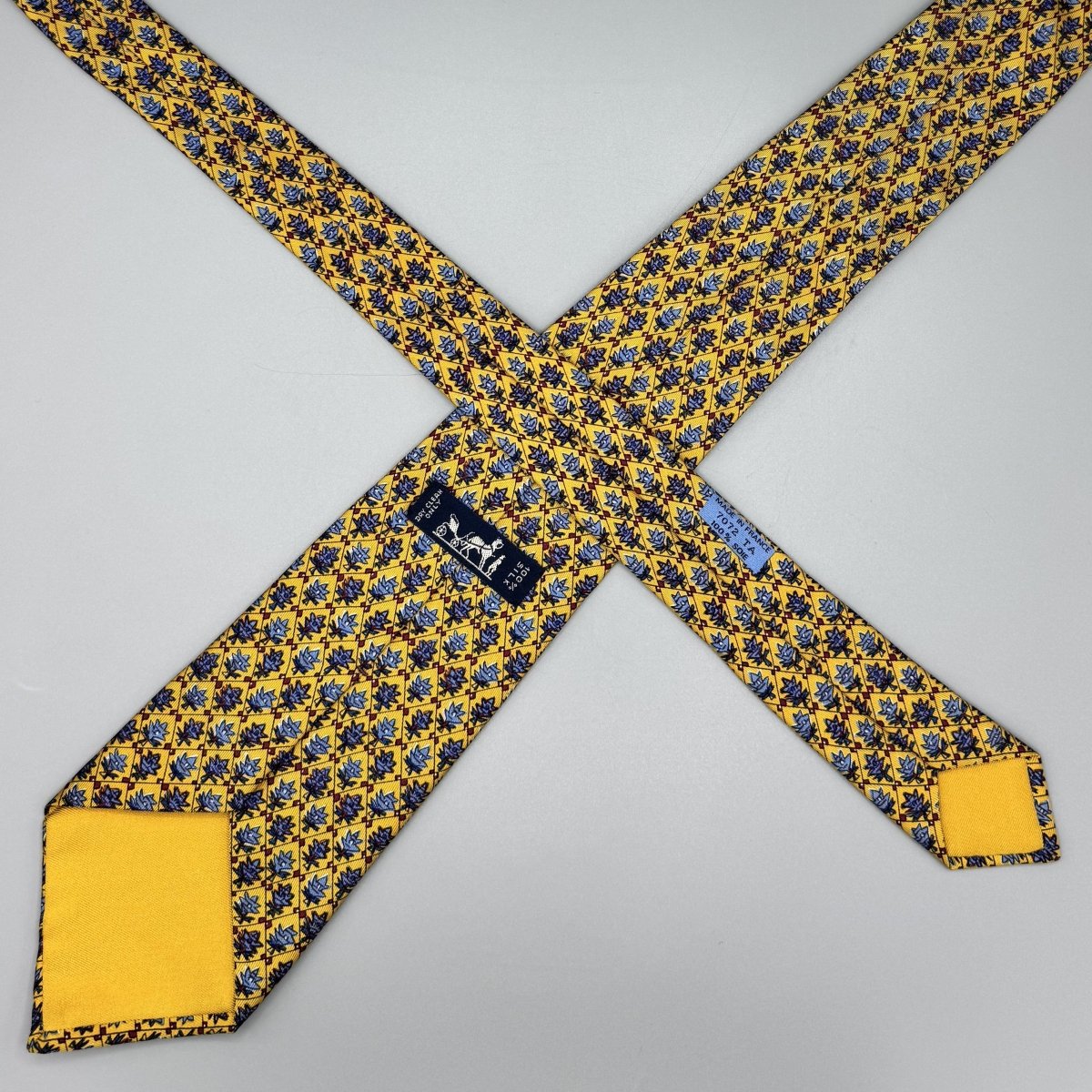 Cravate Hermès jaune à fleurs bleues - Le Beau Gustave