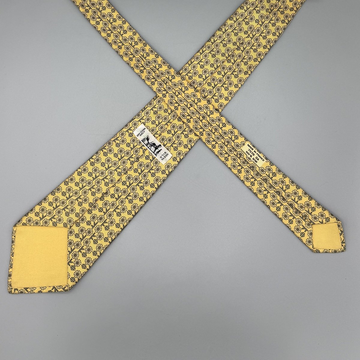 Cravate Hermès jaune à motif fleurs - Le Beau Gustave