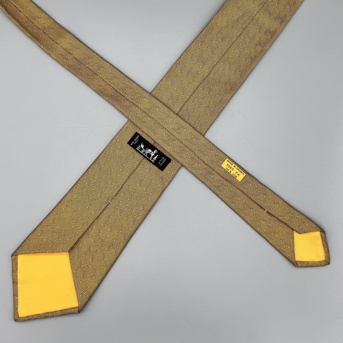 Cravate Hermès jaune à motif optique - Le Beau Gustave