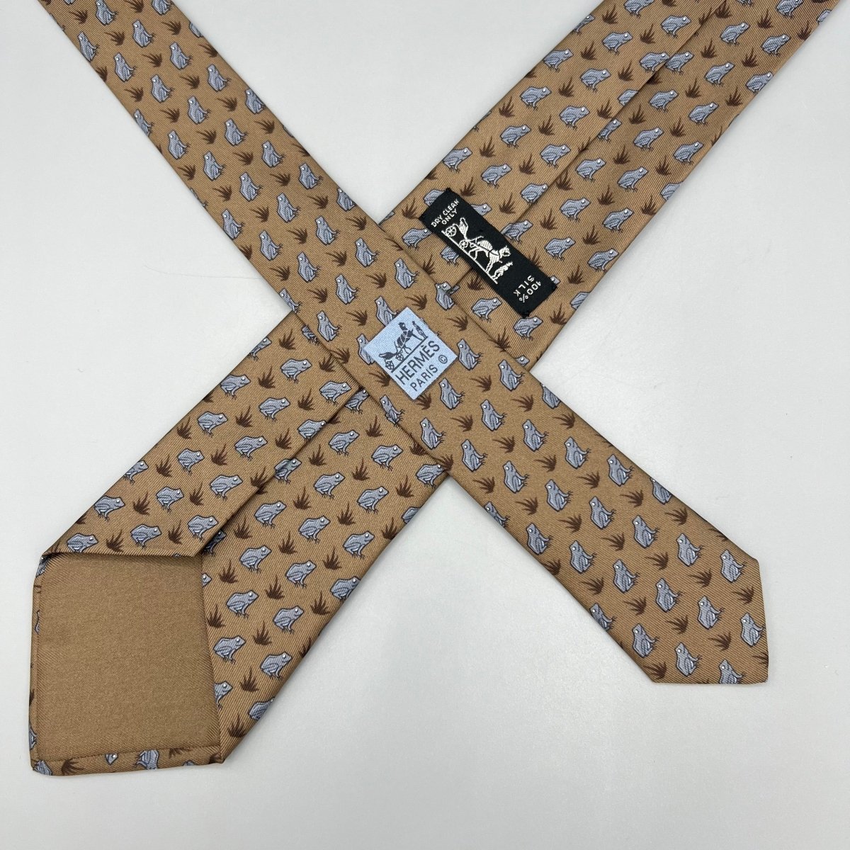 Cravate Hermès marron à grenouilles grises - Le Beau Gustave