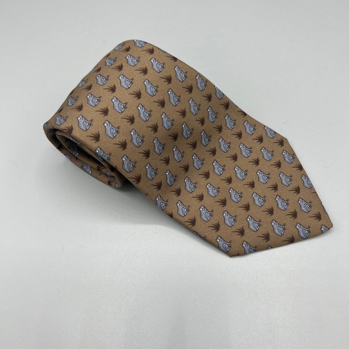 Cravate Hermès marron à grenouilles grises - Le Beau Gustave