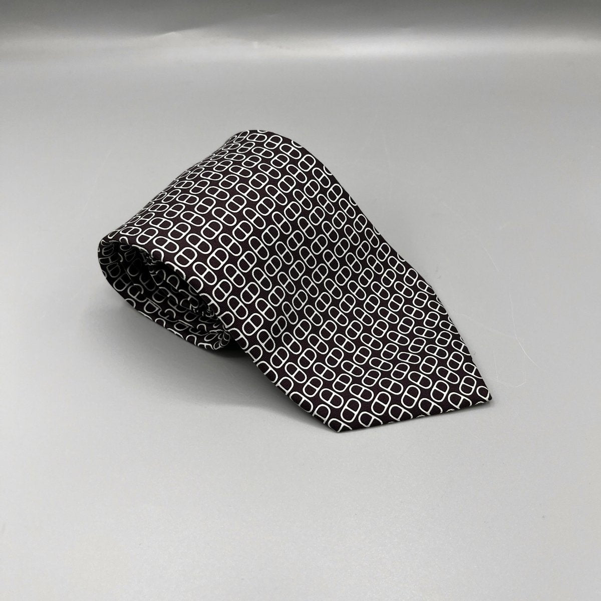 Cravate Hermès marron avec des motifs chaines d'ancres blancs - Le Beau Gustave