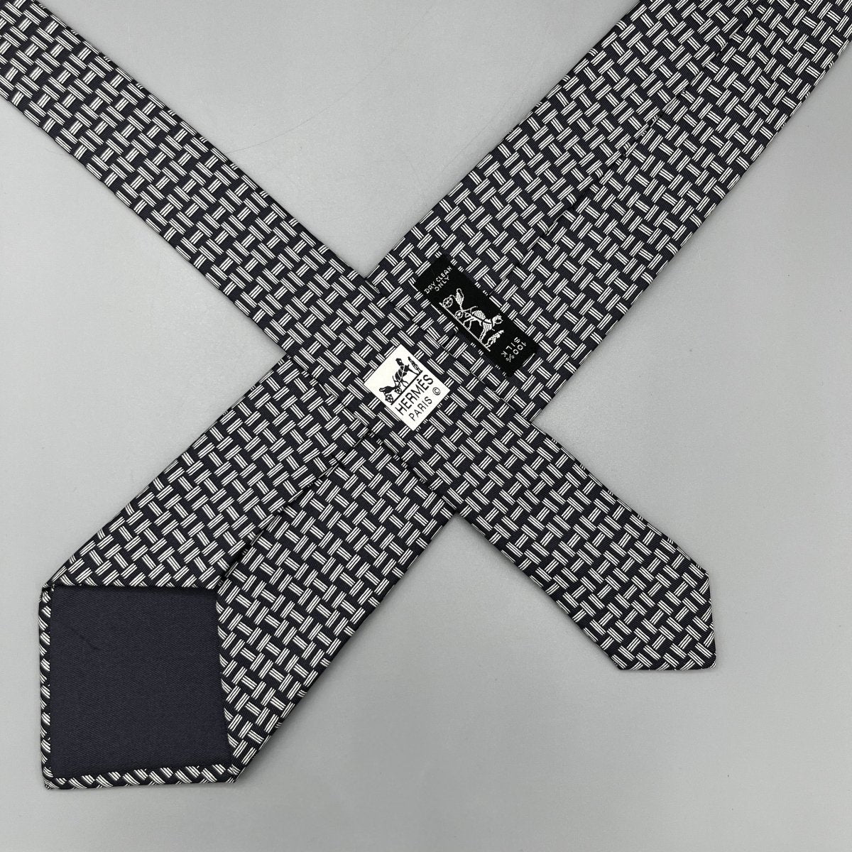 Cravate Hermès noire avec "H" blancs - Le Beau Gustave