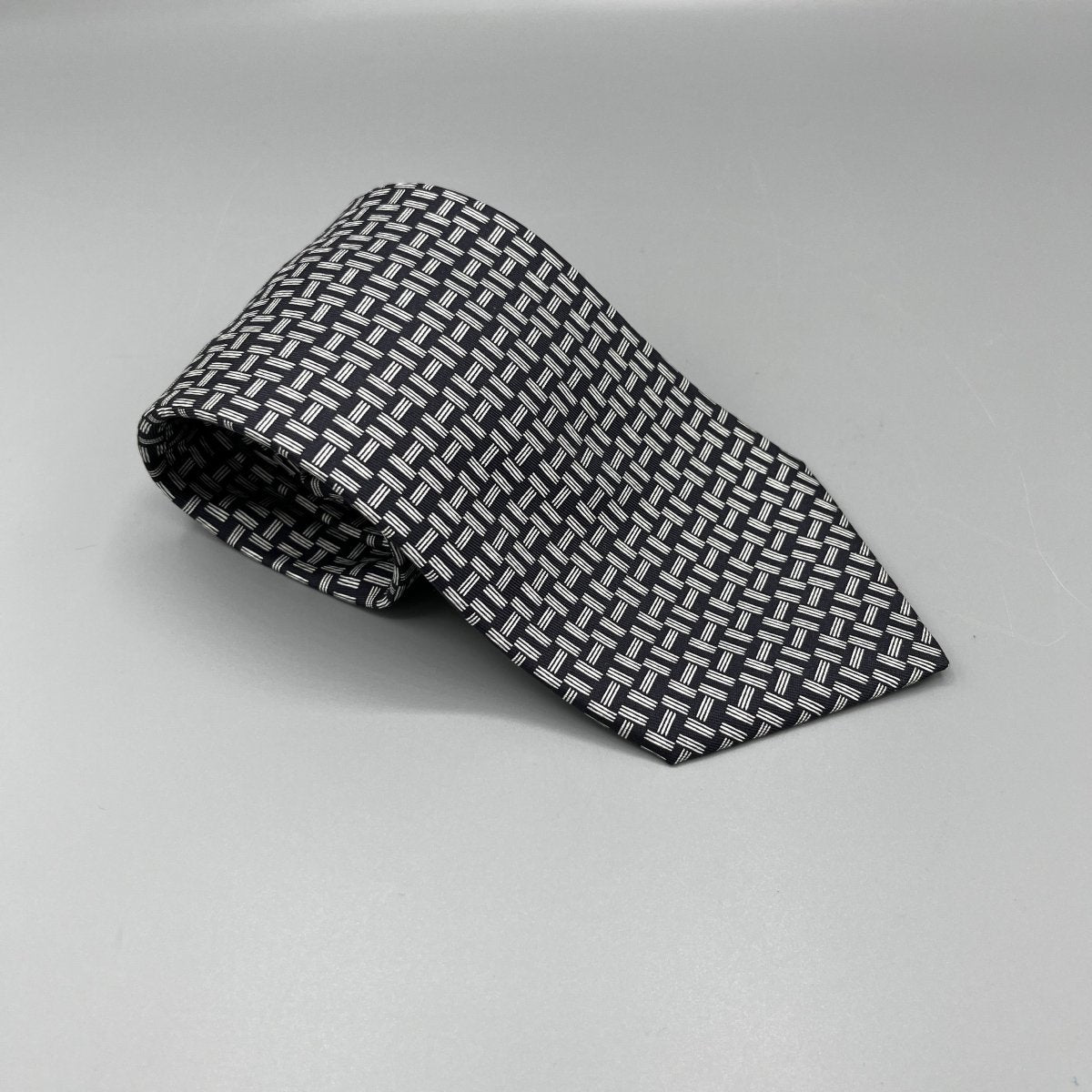 Cravate Hermès noire avec "H" blancs - Le Beau Gustave
