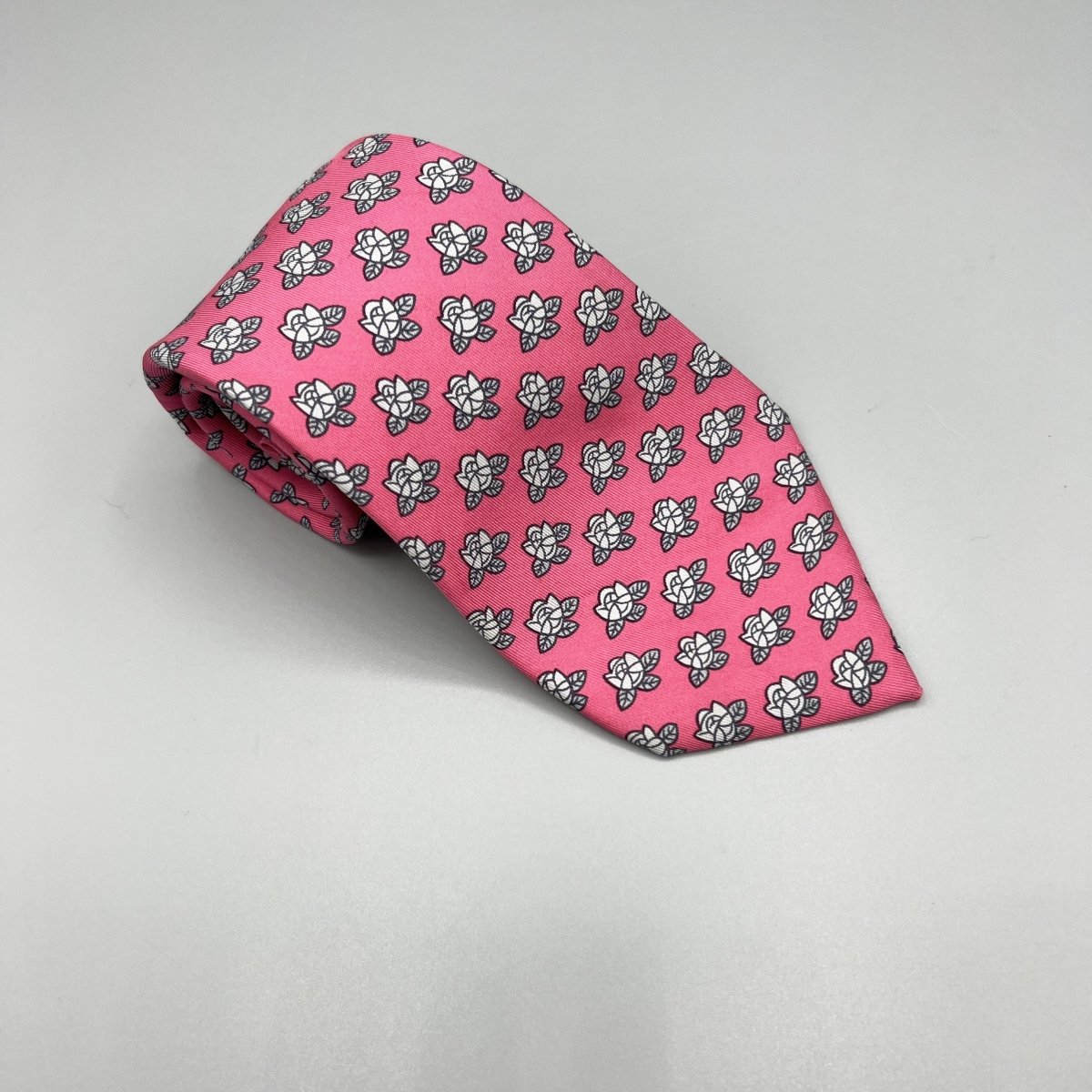 Cravate Hermès rose à fleurs grises - Le Beau Gustave