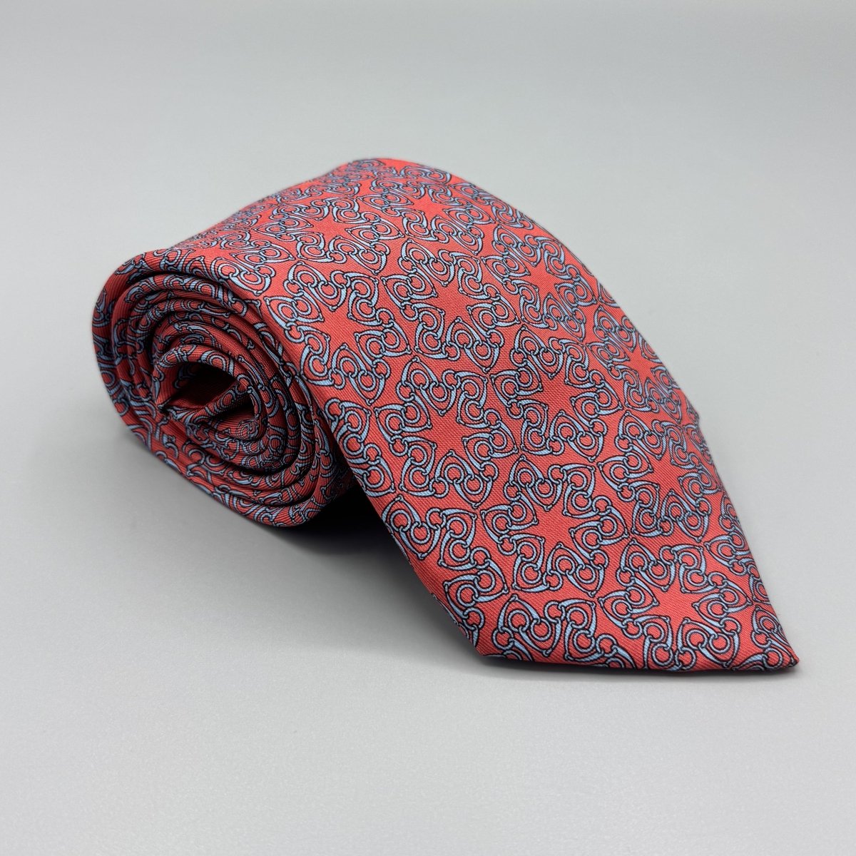 Cravate Hermès rouge à motif bleu - Le Beau Gustave