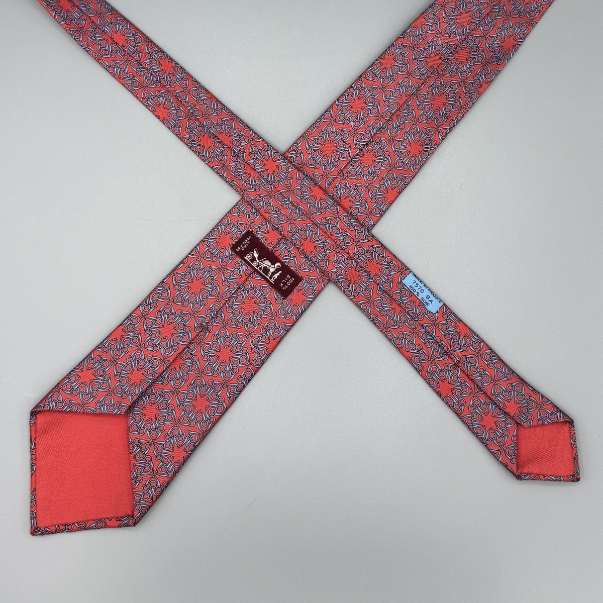 Cravate Hermès rouge à motif bleu - Le Beau Gustave
