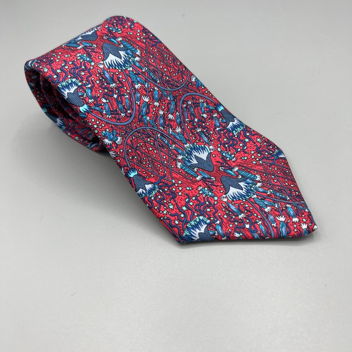 Cravate Hermès rouge à motif floral bleu - Le Beau Gustave