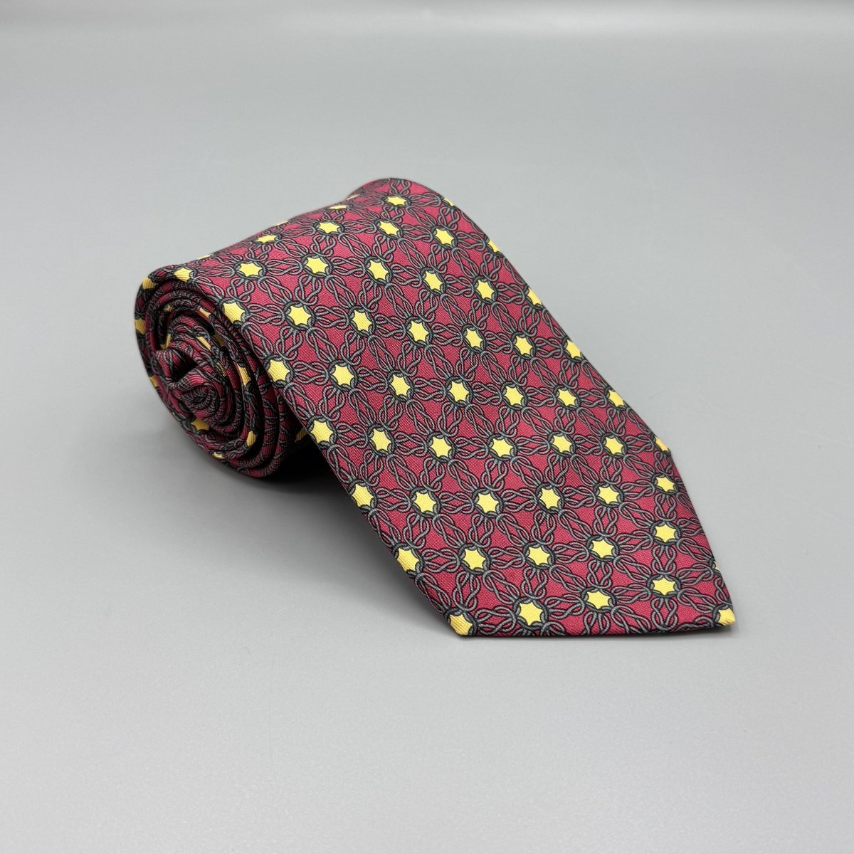 Cravate Hermès rouge framboise à motif abstrait jaune et gris - Le Beau Gustave