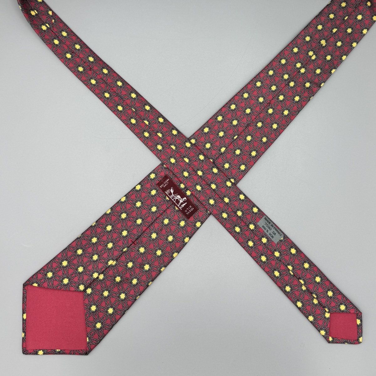 Cravate Hermès rouge framboise à motif abstrait jaune et gris - Le Beau Gustave