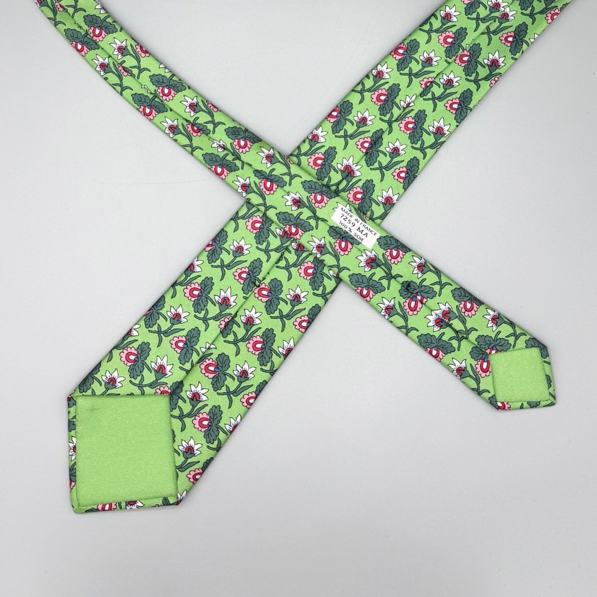 Cravate Hermès verte à fleurs vertes et roses - Le Beau Gustave
