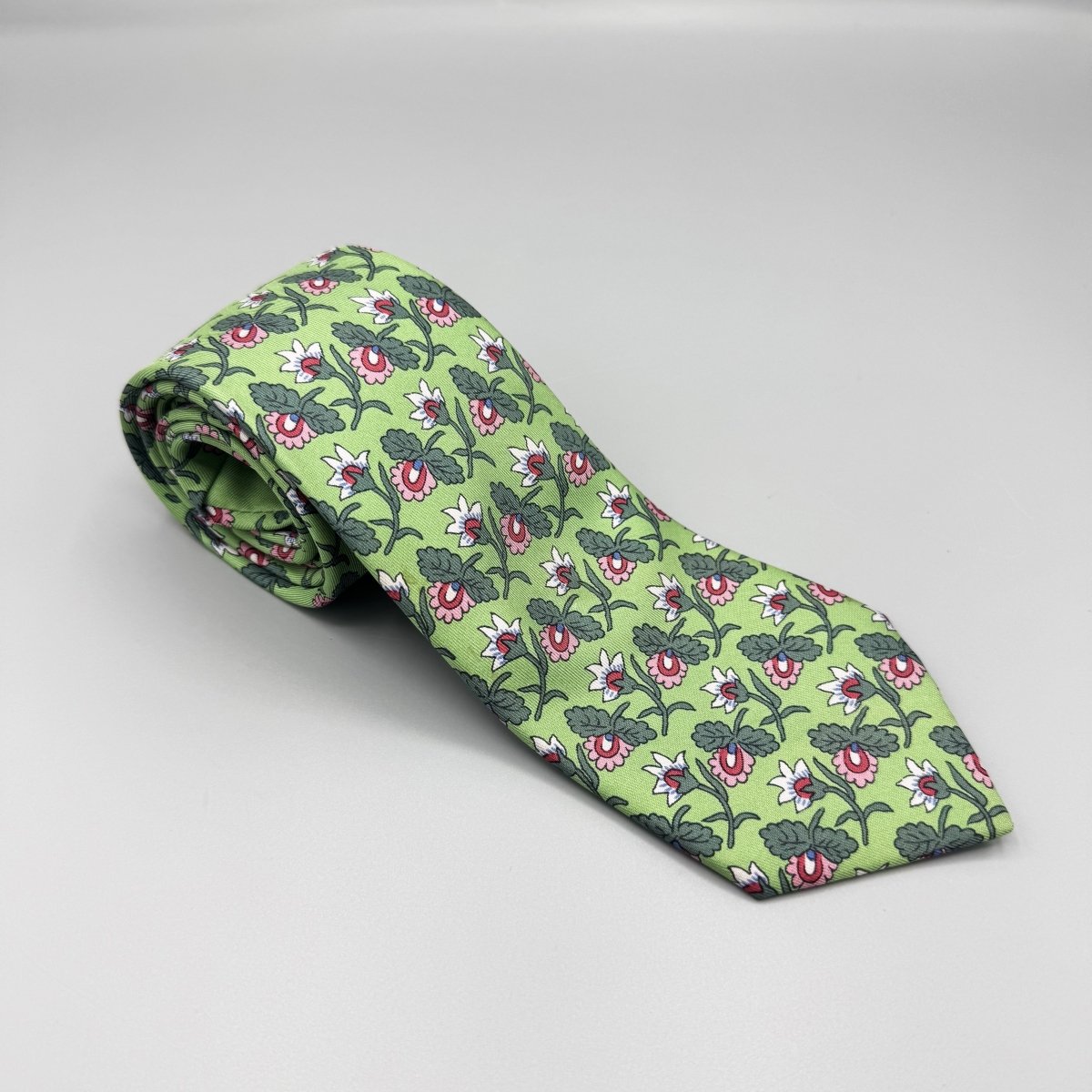 Cravate Hermès verte à fleurs vertes et roses - Le Beau Gustave
