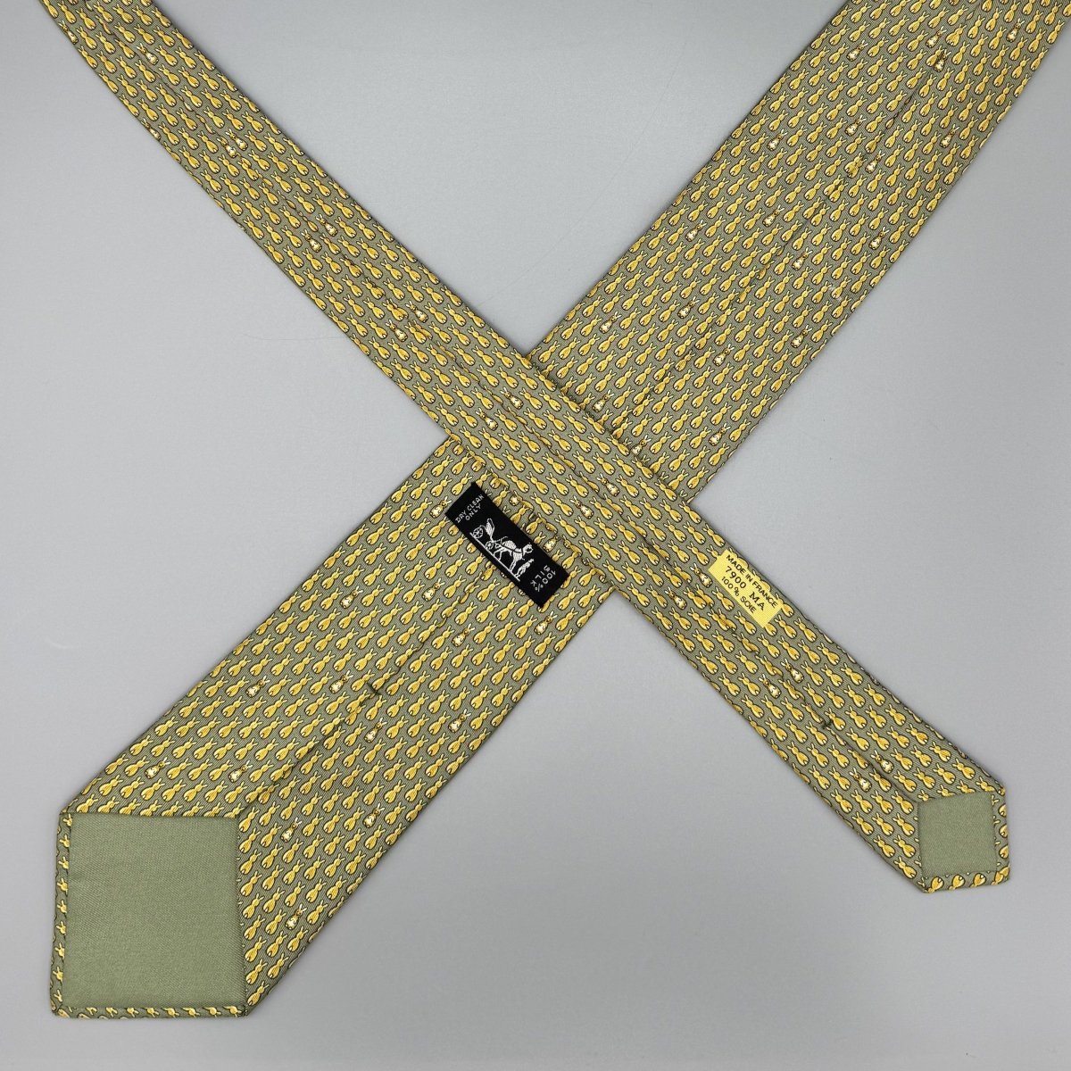 Cravate Hermès verte à motif lapins jaunes - Le Beau Gustave
