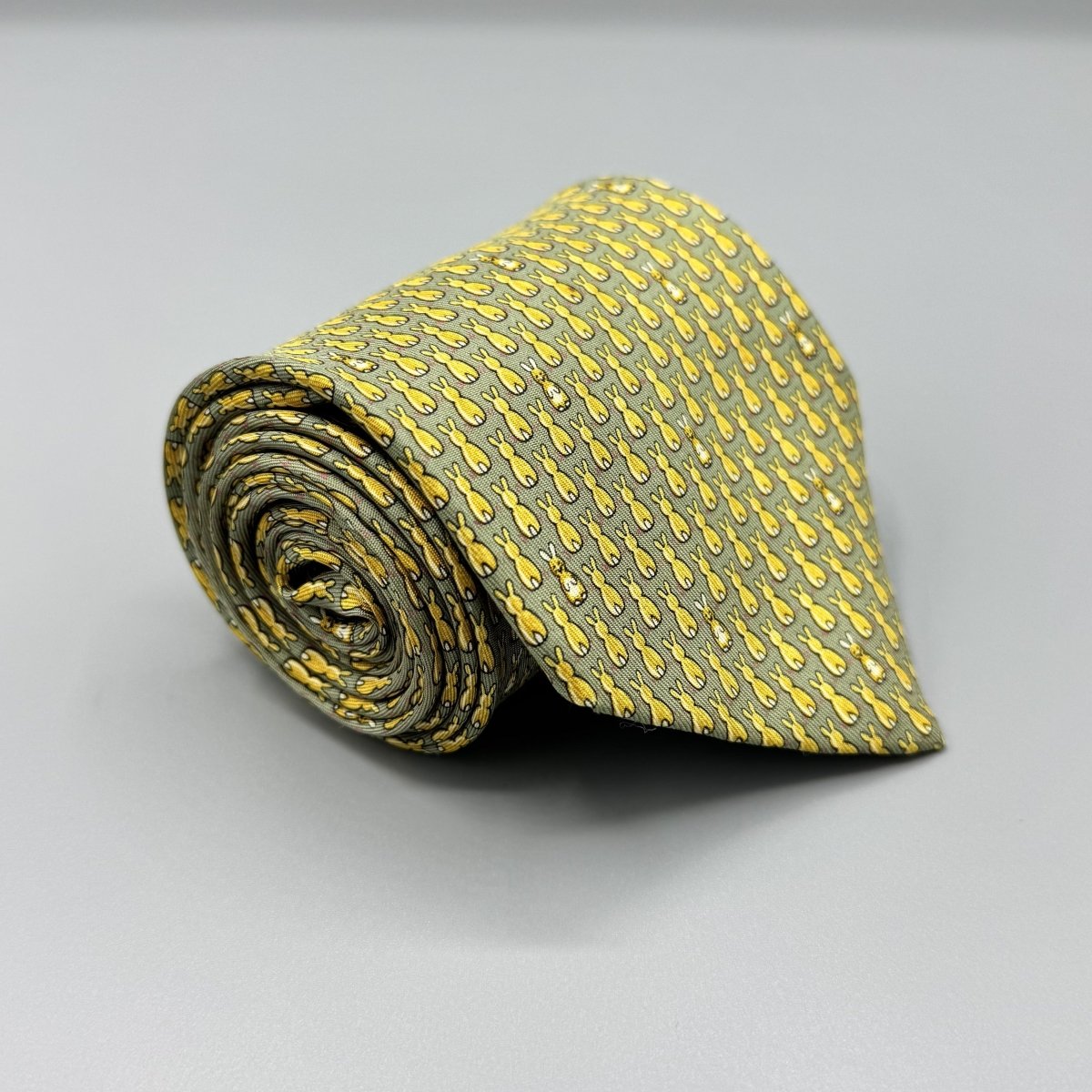 Cravate Hermès verte à motif lapins jaunes - Le Beau Gustave
