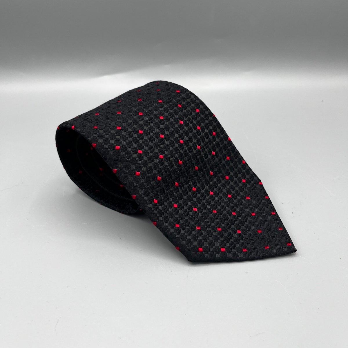 Cravate noire à points rouges Charvet - Le Beau Gustave
