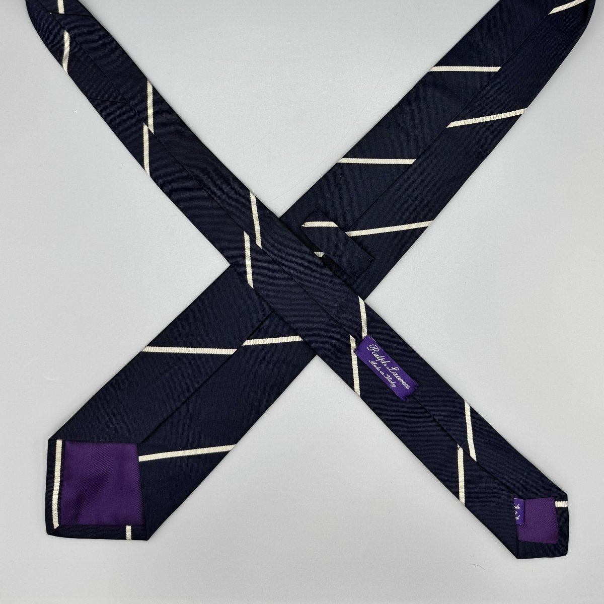 Cravate Purple Label Ralph Lauren bleu marine à rayures écrues - Le Beau Gustave