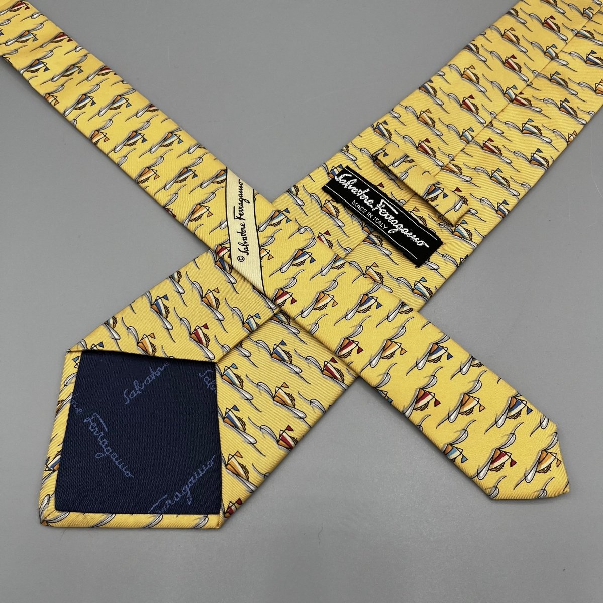 Cravate Salvatore Ferragamo jaune à motifs bateaux - Le Beau Gustave