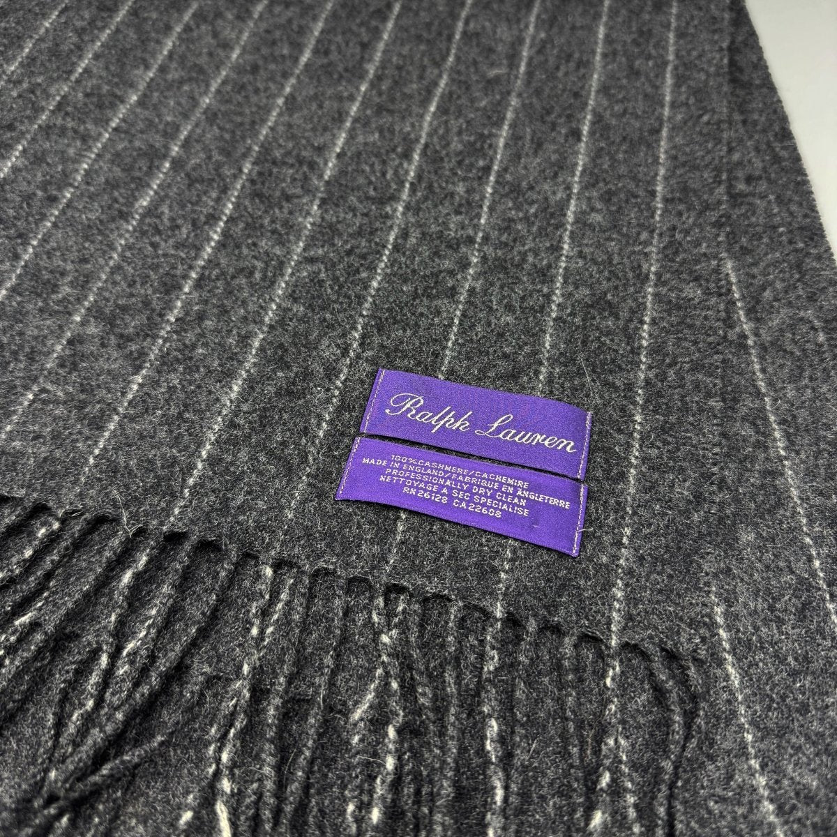 Écharpe Purple Label Ralph Lauren grise en cachemire - Le Beau Gustave