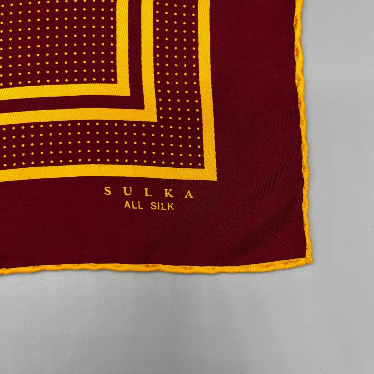 Pochette en soie bordeaux à motifs jaunes Sulka - Le Beau Gustave