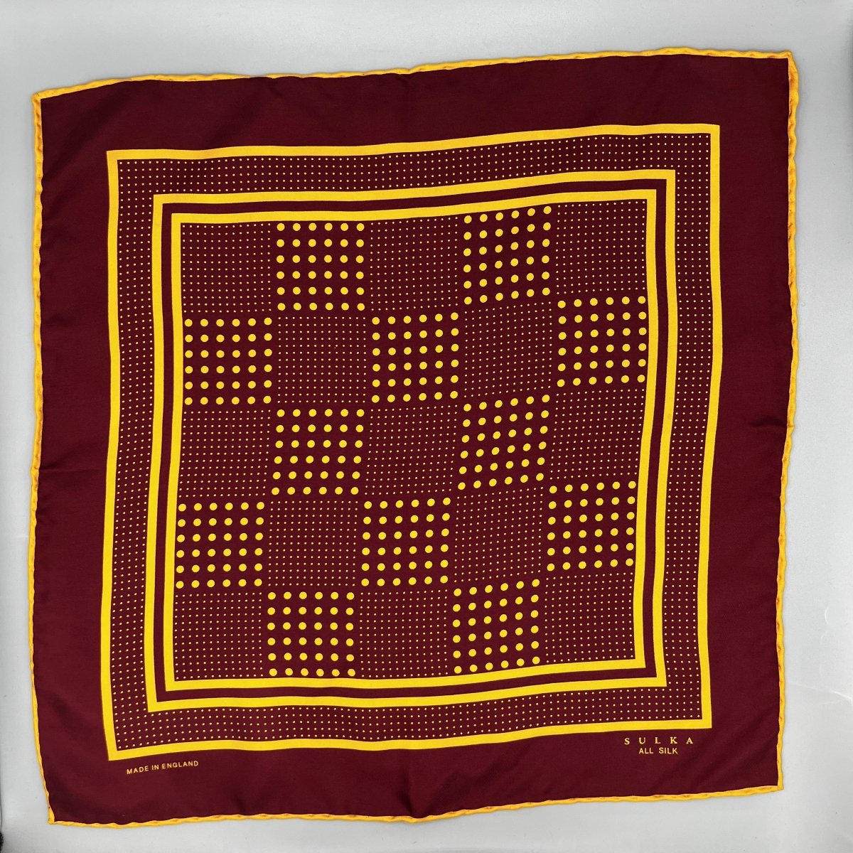 Pochette en soie bordeaux à motifs jaunes Sulka - Le Beau Gustave