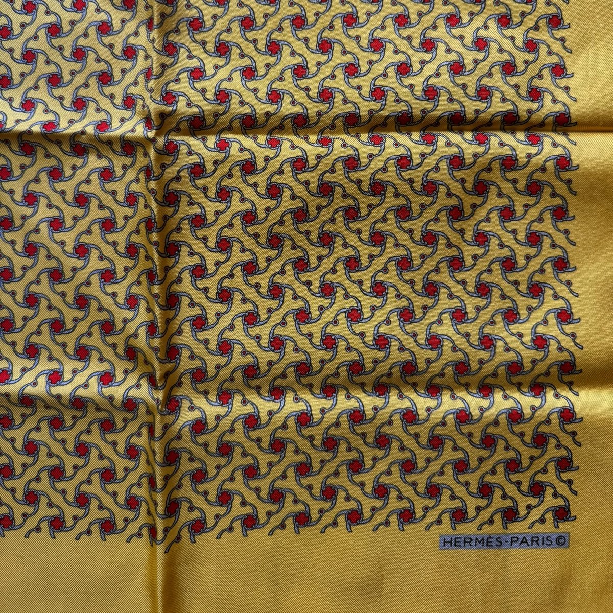 Pochette Hermès jaune à motif géométrique rouge et gris - Le Beau Gustave