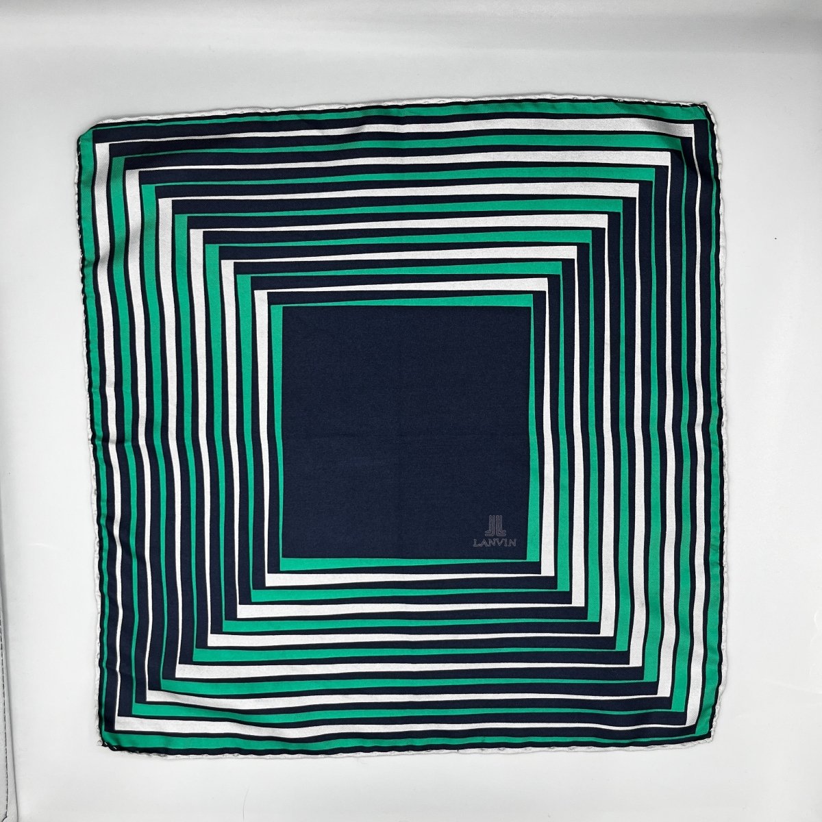 Pochette Lanvin bleu marine à motifs vert et gris - Le Beau Gustave