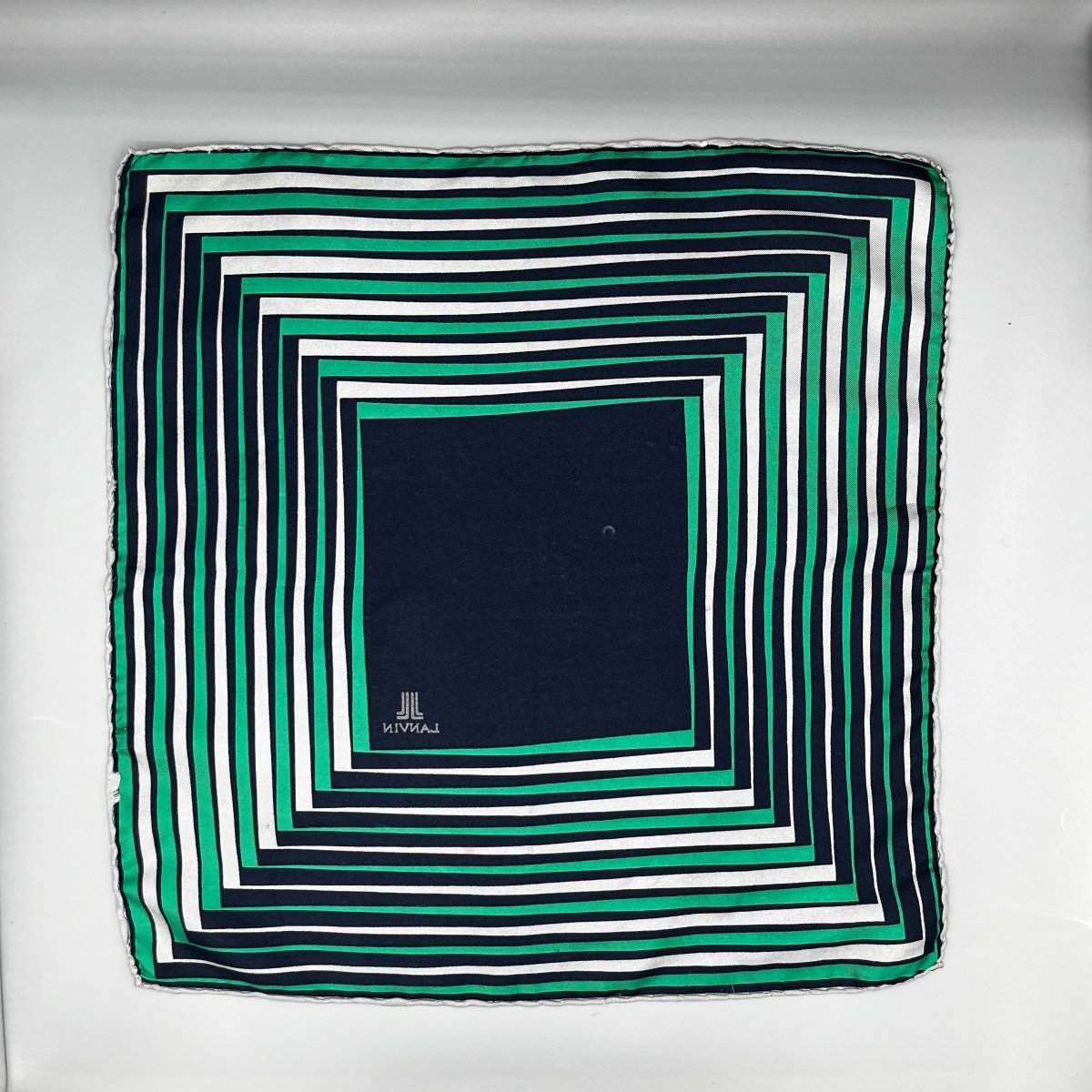 Pochette Lanvin bleu marine à motifs vert et gris - Le Beau Gustave
