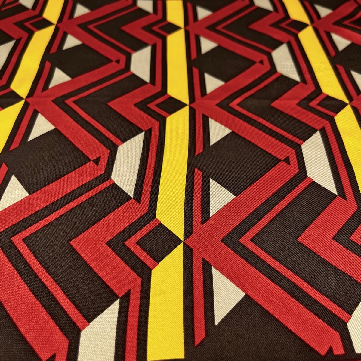 Pochette Lanvin bordeaux à motifs jaunes et noirs - Le Beau Gustave