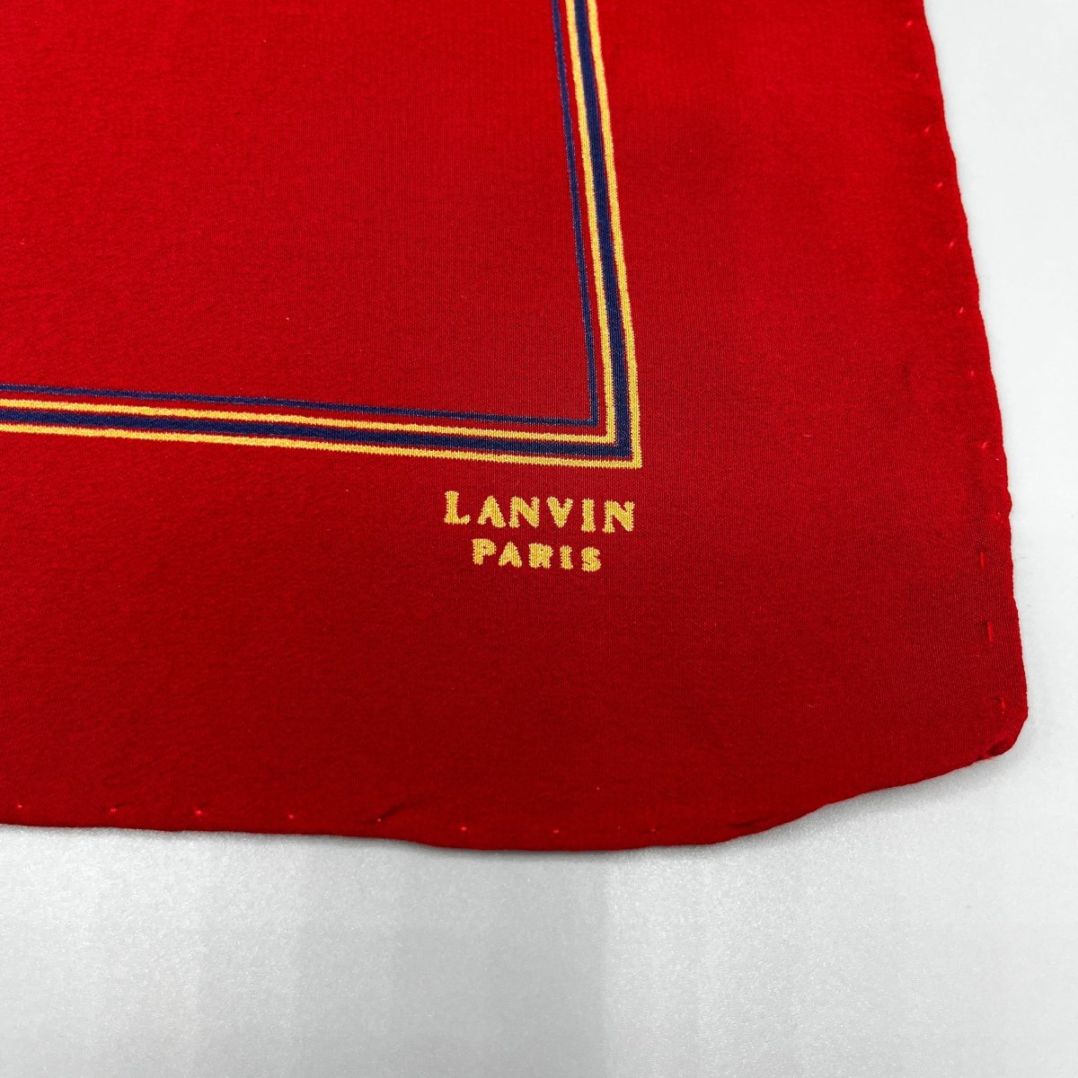 Pochette Lanvin rouge à contour bleu et beige - Le Beau Gustave