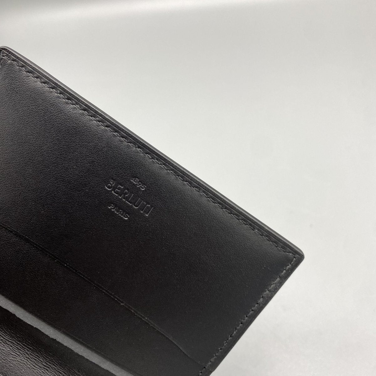 Porte - cartes Imbuia gris Berluti - Le Beau Gustave