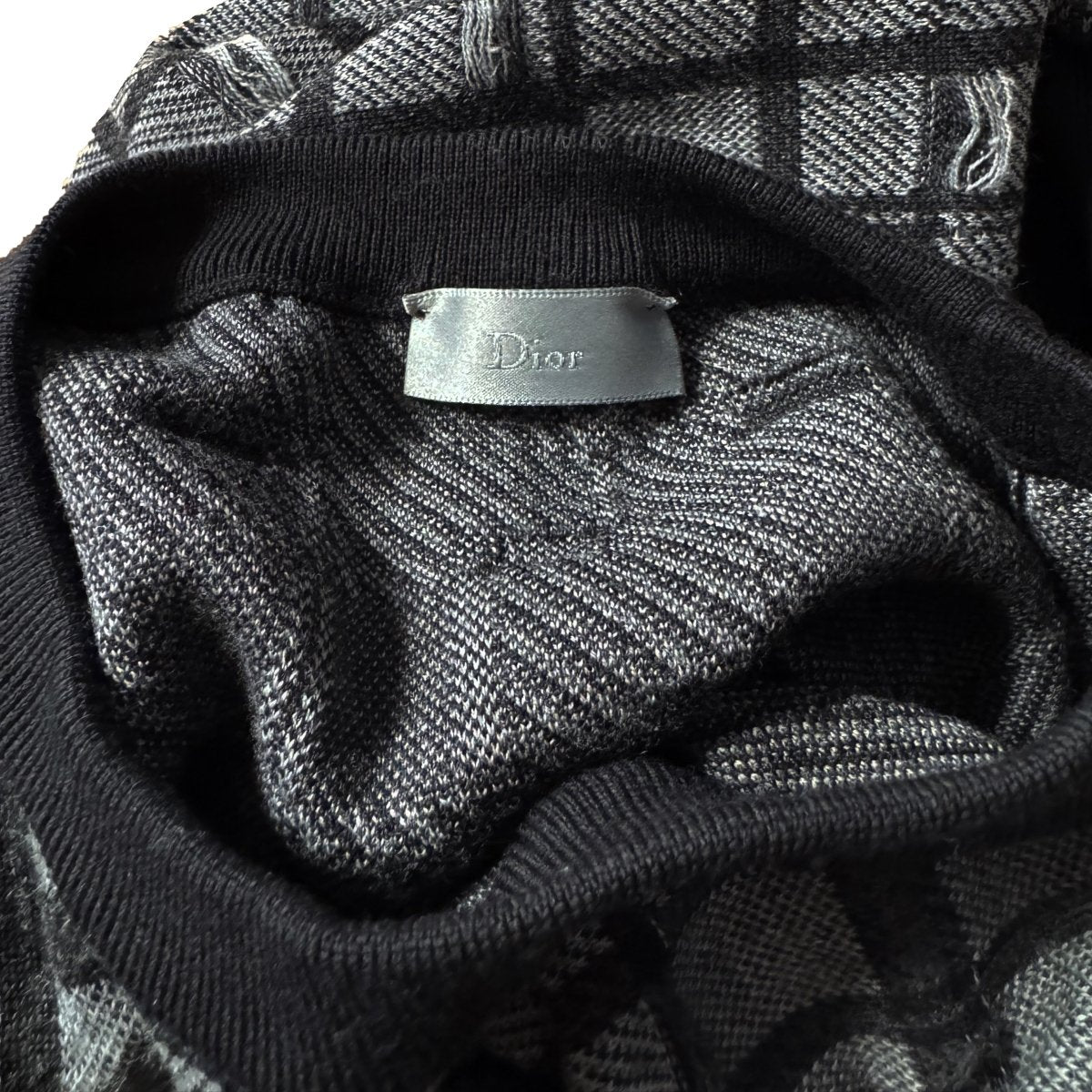 Pull Dior à carreaux gris et noir effet ajouré - Le Beau Gustave