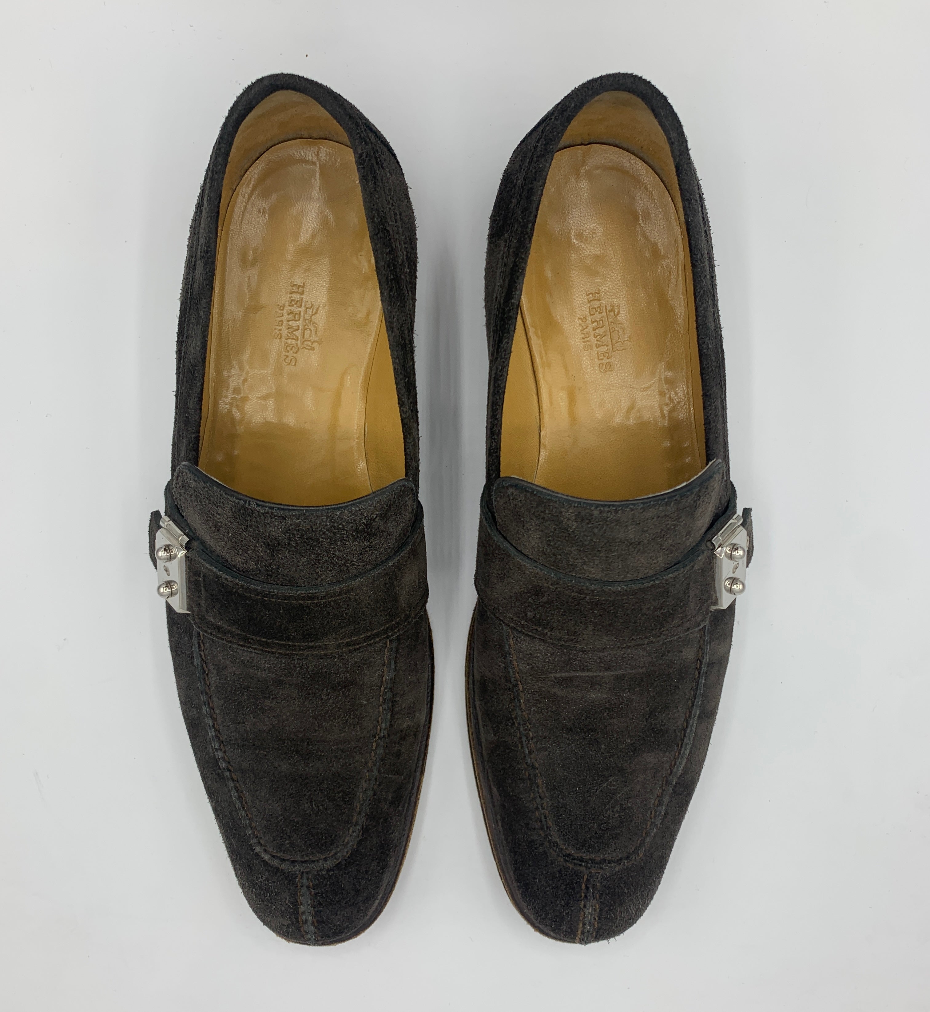 Mocassins Hermès marron glacé à boucles.