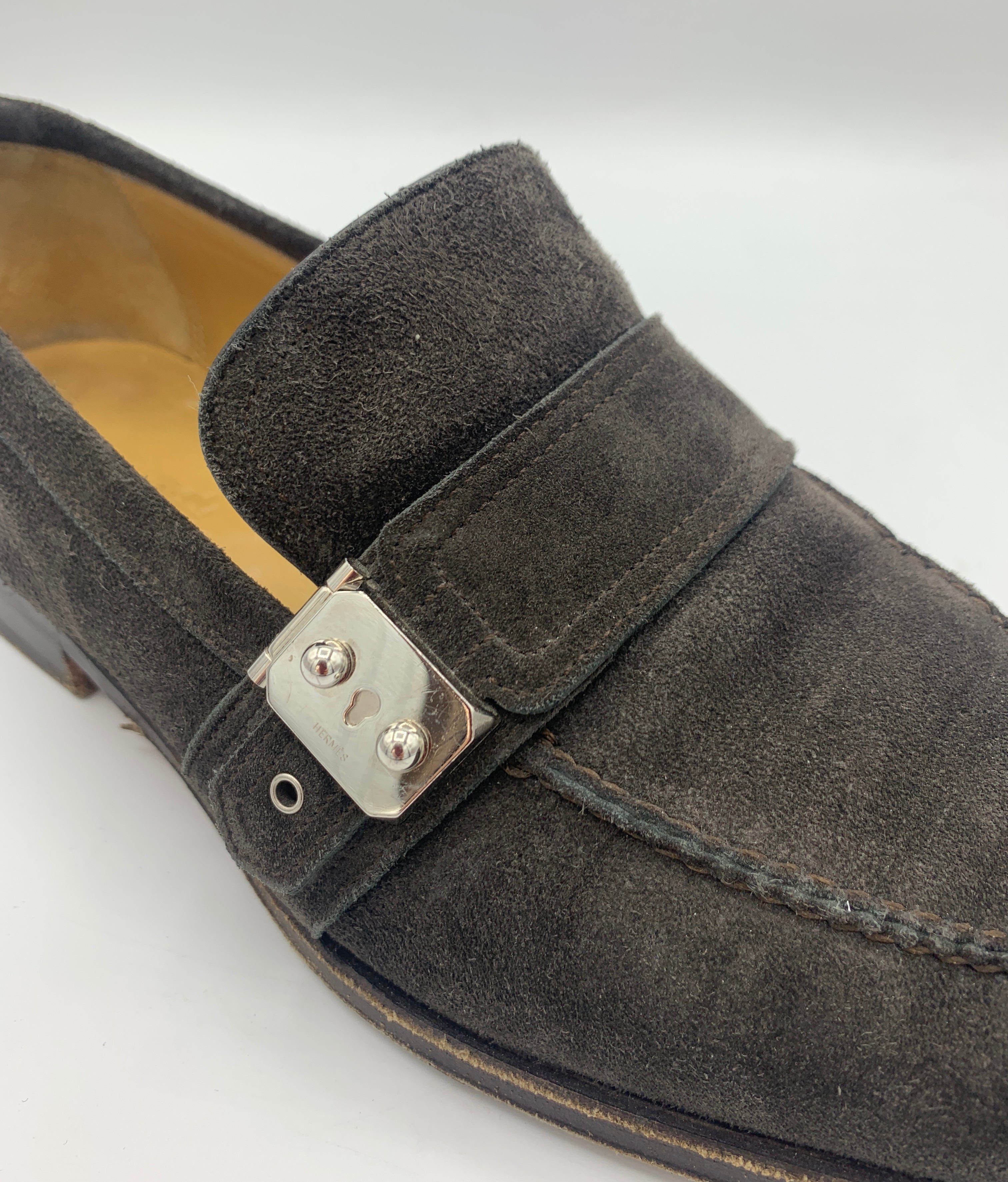 Mocassins Hermès marron glacé à boucles.