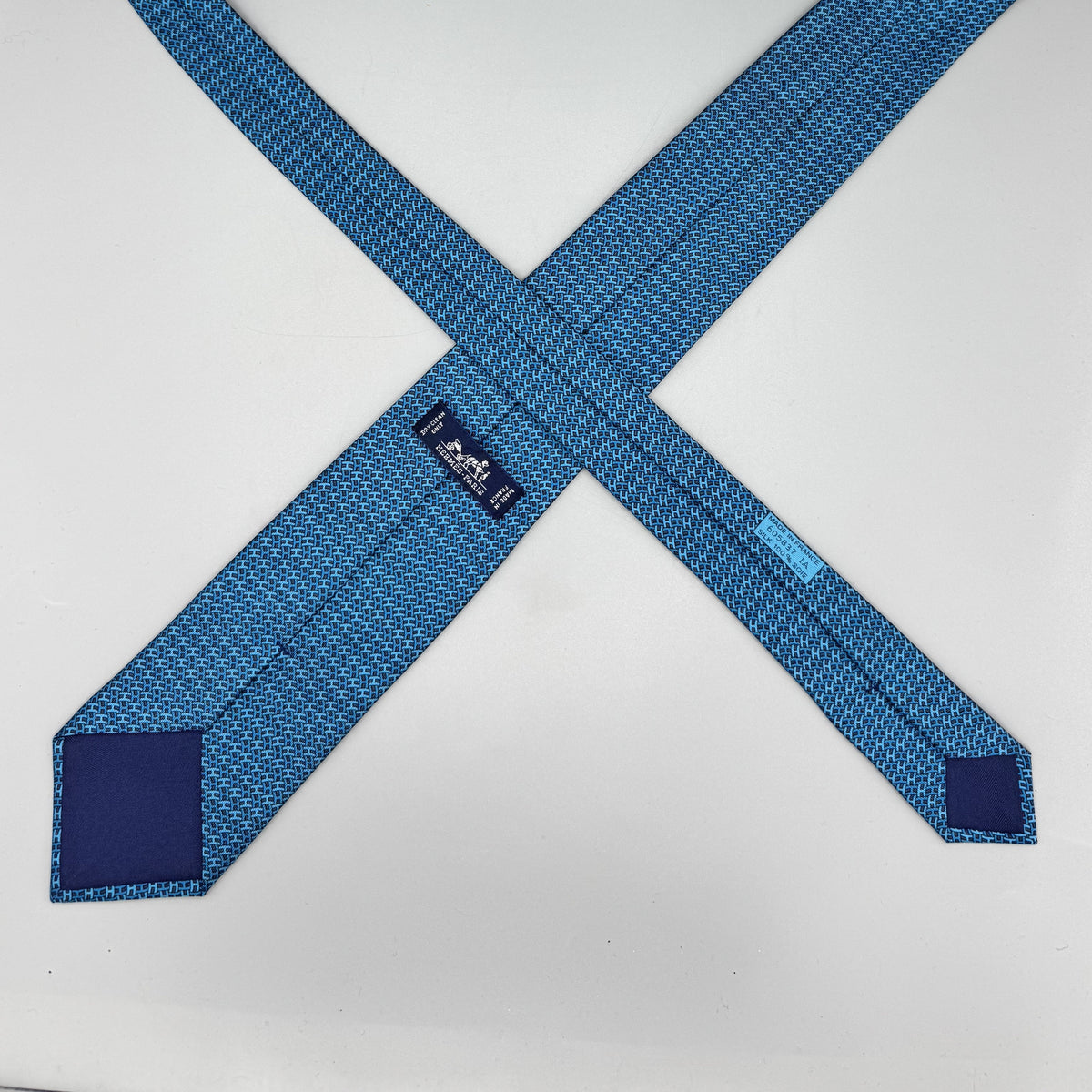Cravate Hermès bleu turquoise à motif H