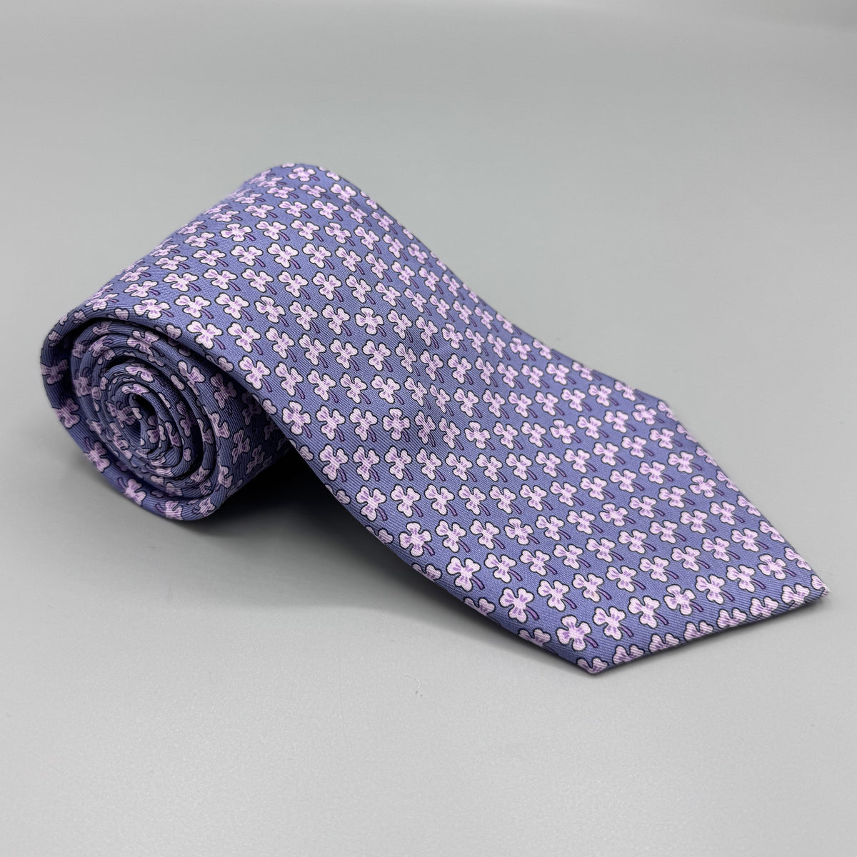 Cravate Hermès mauve à motif trèfle