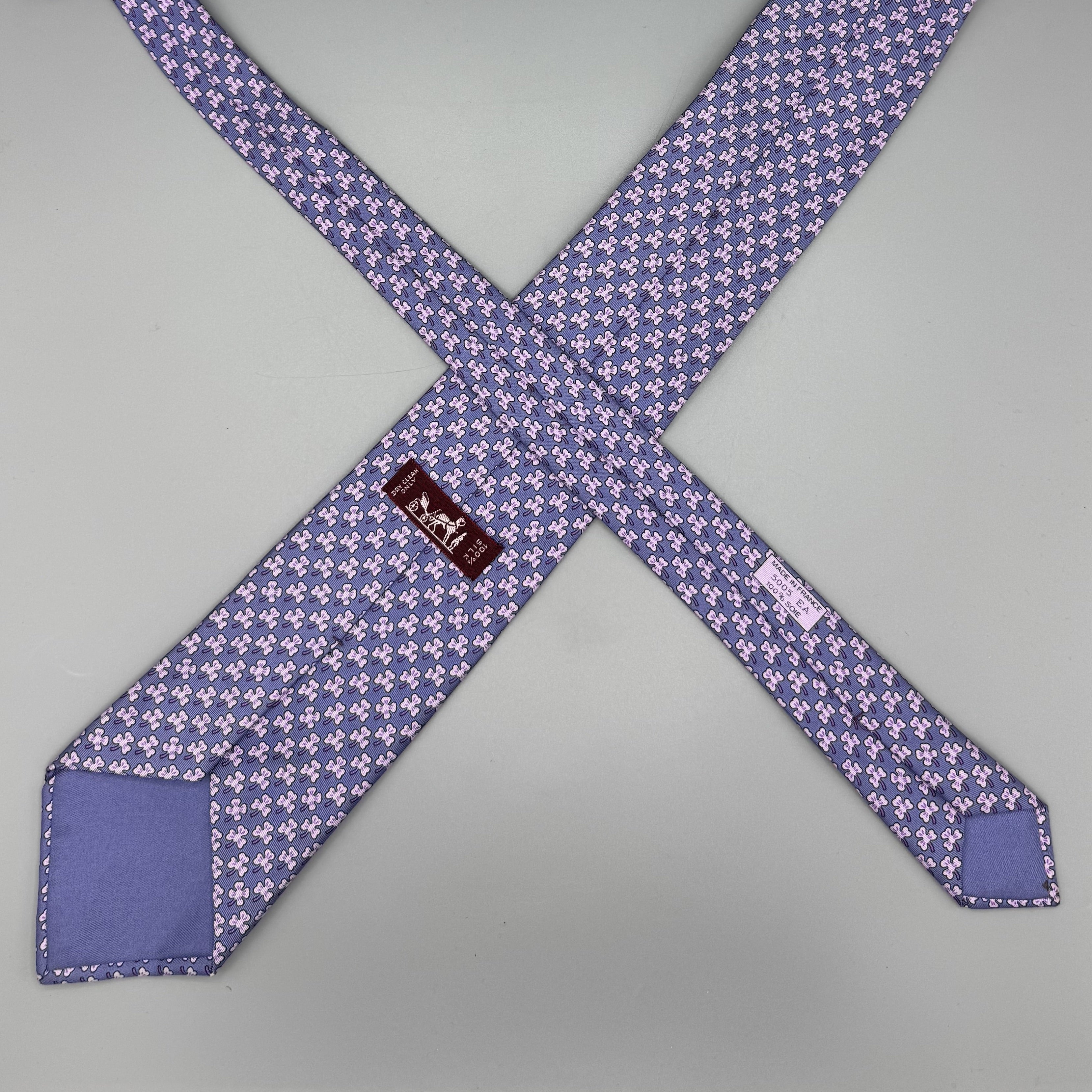 Cravate Hermès mauve à motif trèfle