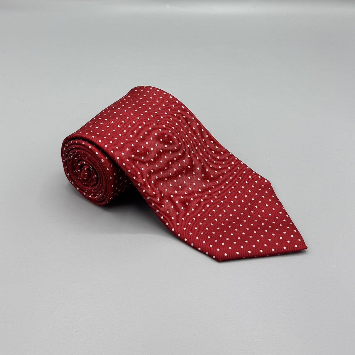 Cravate Charvet rouge à micro-pois blancs et gris