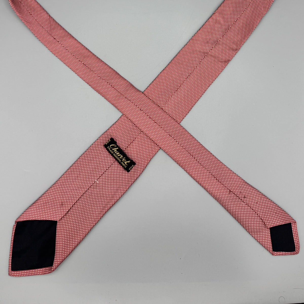 Cravate Charvet rose foncé à micro-pois blancs