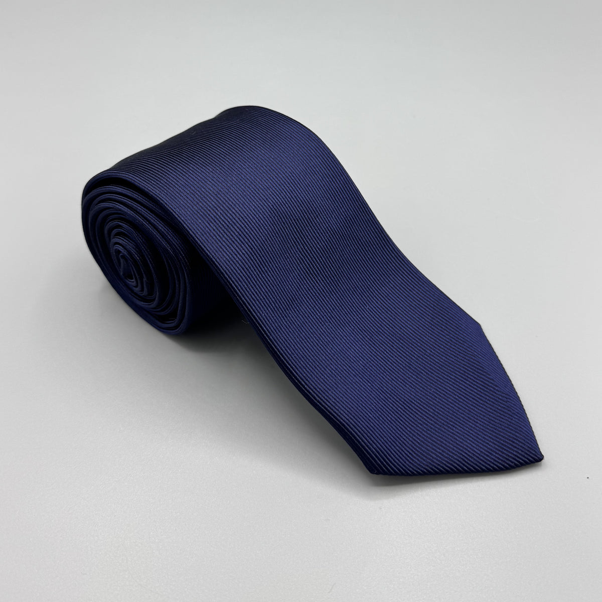 Cravate Marcel Rochas bleu marine à rayures verticales ton sur ton