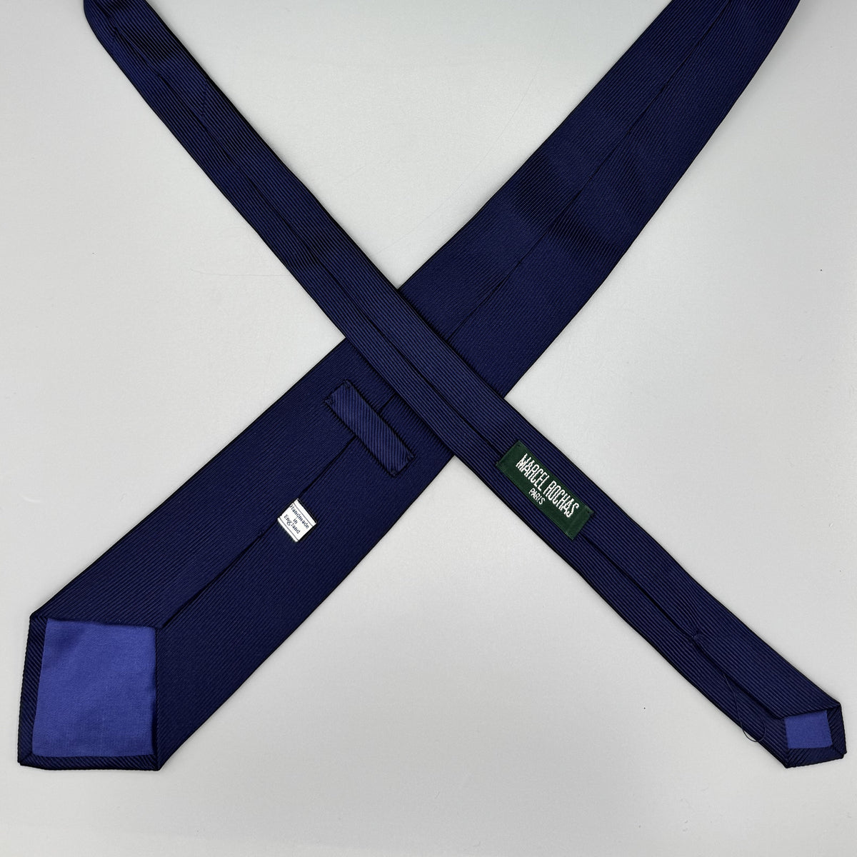 Cravate Marcel Rochas bleu marine à rayures verticales ton sur ton