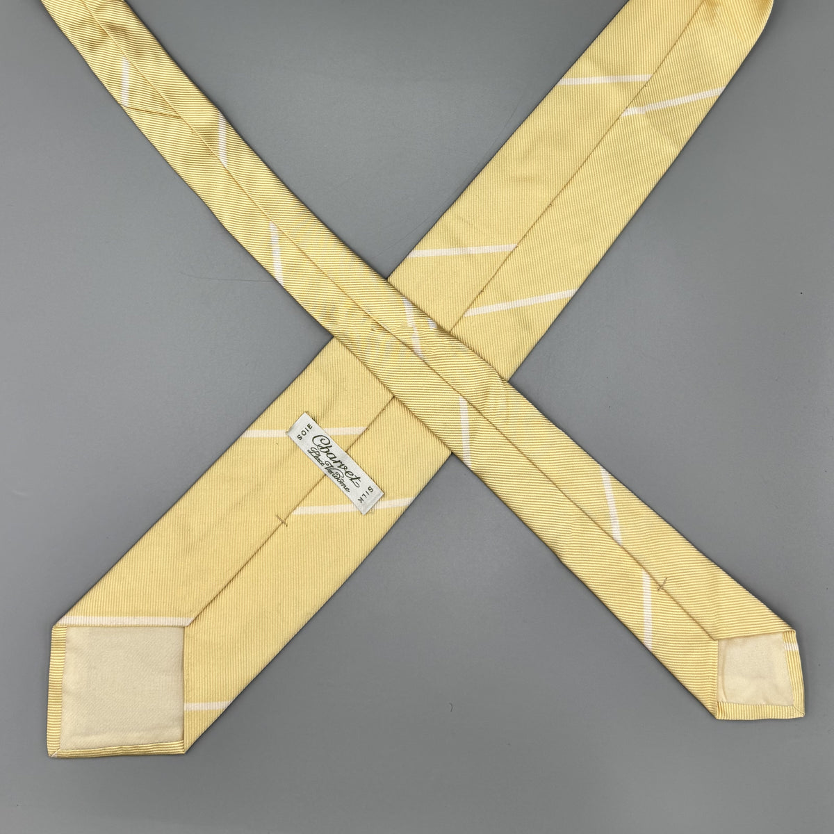 Cravate Charvet jaune pâle à rayures diagonales blanches